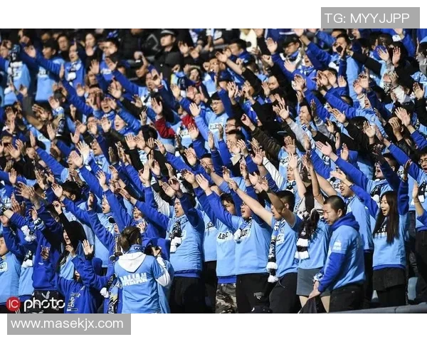 足球巨星现身看台引爆全场热议球迷欢呼掀起震撼氛围